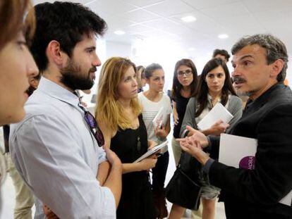 Jos&eacute; Manuel L&oacute;pez, candidato regional de Podemos,en la rueda de prensa