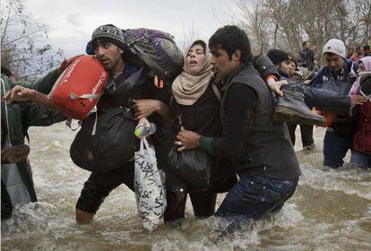 Migrantes atrapados en Idomeni (Grecia) intentan eludir la valla fronteriza, el pasado marzo.
