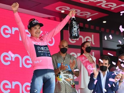 Richard Carapaz celebra este sábado en el podio de Turín su liderato en el Giro de Italia 2022.