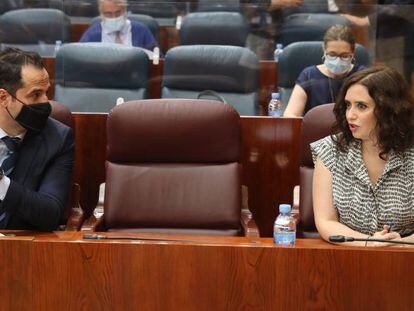 La presidenta de la Comunidad de Madrid, Isabel Díaz Ayuso y el vicepresidente de la Comunidad, Ignacio Aguado, durante la sesión de control al Gobierno en la Asamblea de Madrid.