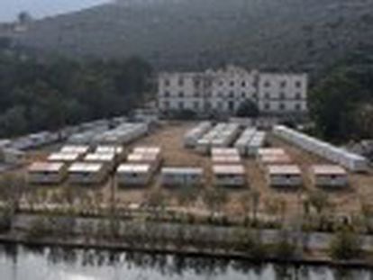 El centro de recepción y registro de migrantes de Lesbos es el único abierto. Los cuatro restantes, en construcción, abrirán en 2016