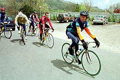 El ex ciclista Laudelino Cubino encabeza el grupo carcelario en un entrenamiento en Béjar.