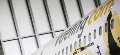 El Airbus A320 de Vueling en el hangar de Iberia en El Prat de Barcelona.