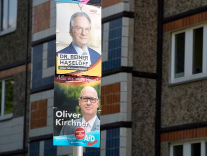 Carteles electorales de la CDU (arriba), con el candidato y actual presidente Reiner Haseloff, y de Alternativa para Alemania, con Oliver Kirchner, en la capital de Sajonia-Anhalt, Magdeburgo.