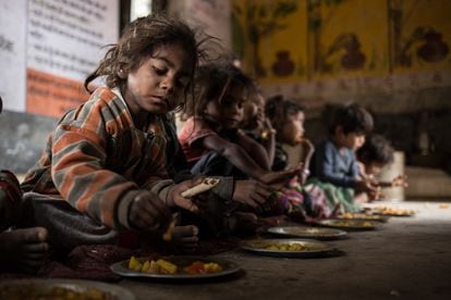 El almuerzo en el Anganwadi (centro infantil rural) del pueblo de Rampuria, Rajastán, India.