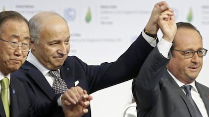 Desde la izquierda, Ban Ki-Moon, secretario general de Naciones Unidas; Laurent Fabius, ministro de Exteriores francés y presidente de la cumbre COP21; y Francois Hollande, presidente francés, este sábado celebrando el acuerdo histórico sobre el cambio climático.