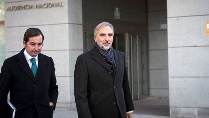 Juan Asúa (d), asesor del actual presidente del BBVA, a su llegada a la Audiencia Nacional hoy en Madrid.