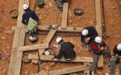 Arque&oacute;logos trabajando en el yacimiento de Atapuerca.