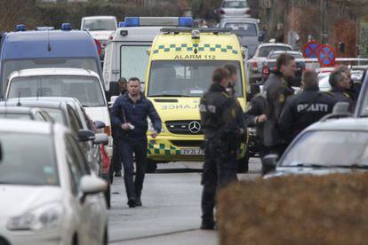 La policía danesa en las inmediaciones de la casa del escritor Lars Hedegaard.