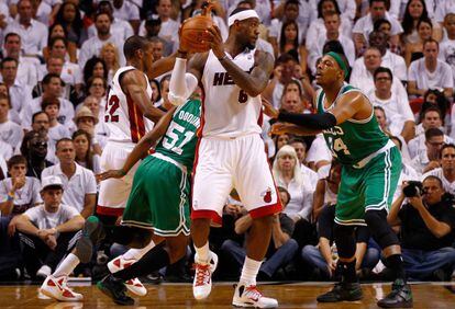 LeBron, de los Heat, ante Paul Pierce, de los Celtics.