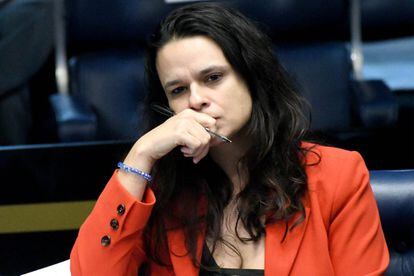 La abogada Janaina Paschoal, autora de la petición del juicio político contra la presidenta suspendida de Brasil, Dilma Rousseff, en Brasilia. La abogada asegura en una entrevista a Efe tener la "conciencia tranquila".