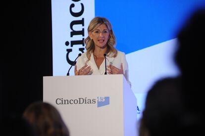 Durante su intervención, que abrió este tercer día del aniversario, Yolanda Díaz, avanzó las grandes líneas tributarias que defenderá Sumar ante las próximas elecciones generales del 23-J. En concretó, anunció una reforma en profundidad del impuesto de sociedades, “para que las grandes empresas aporten más y las pequeñas mucho menos”. Pero, además, defendió “un debate sereno” para hacer permanente el impuesto a las grandes fortunas, diseñado como un tributo temporal por el actual Gobierno.