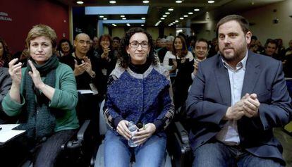 El presidente de ERC, Oriol Junqueras (d), y la portavoz Anna Simó (i), aplauden a la secretaria general del partido, Marta Rovira (c), tras su intervención ante el Consell Nacional de la formación nacionalista.
