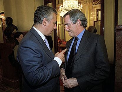 Javier Arenas, secretario general del PP, y Xavier Trias, portavoz parlamentario de CiU, en el Congreso.