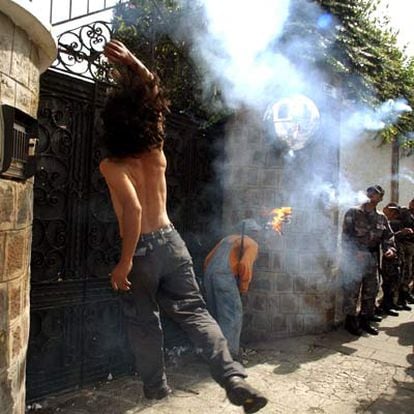 Un manifestante incendia su camiseta y la lanza contra la Embajada de Brasil en Quito, donde se refugia Lucio Gutiérrez.