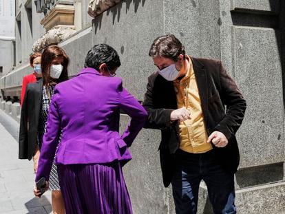 Arancha González Laya saluda con el codo al director del Instituto Cervantes, Luis García Montero, el pasado 10 de junio.