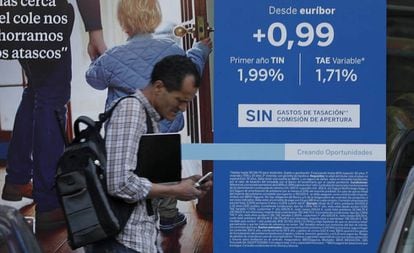 Un viandante pasa ante un anuncio de hipoteca en Madrid.