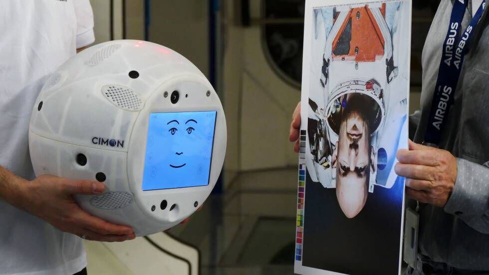 CIMON, durante el entrenamiento para que su visión artificial reconoza a su compañero, el astronauta Alexander Gerst.