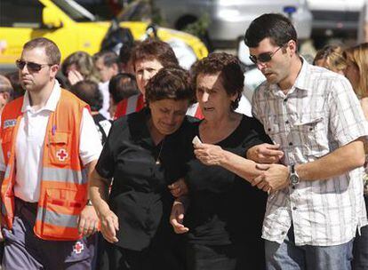 Josefa Segovia (tercera por la izquierda), en el entierro de su cuñada y su nieta en La Fregeneda.