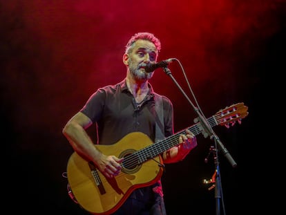 El cantante Jorge Drexler, durante su concierto en el festival de verano Noches del Botánico.