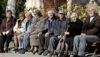 Un grupo de pensionistas sentados en un banco.