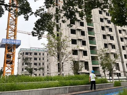 Un trabajador observa una construcción de la promotora china Country Garden en Pekín, el pasado 11 de agosto.