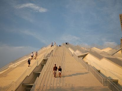 Les touristes visitent la pyramide qui abritait autrefois un musée sur le défunt dictateur communiste Enver Hoxha, à Tirana.