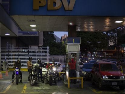 Automovilistas cargan gasolina en una estación de PDVSA en Caracas, Venezuela.