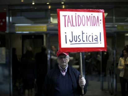 Un hombre muestra su apoyo a los afectados por la talidomida durante el juicio de octubre de 2013.