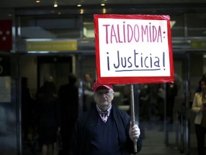 Un hombre muestra su apoyo a los afectados por la talidomida durante el juicio de octubre de 2013.