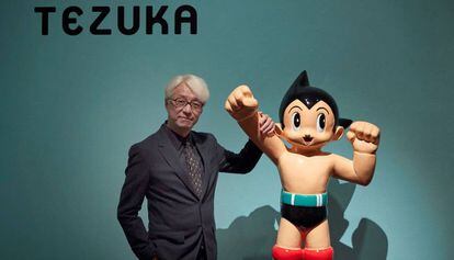 El cineasta Macoto Tezuka, posa en la exposición que el Museo Nacional de Arte de Cataluña (MNAC) dedica a su padre, Osamu Tezuka, pionero de la animación japonesa.