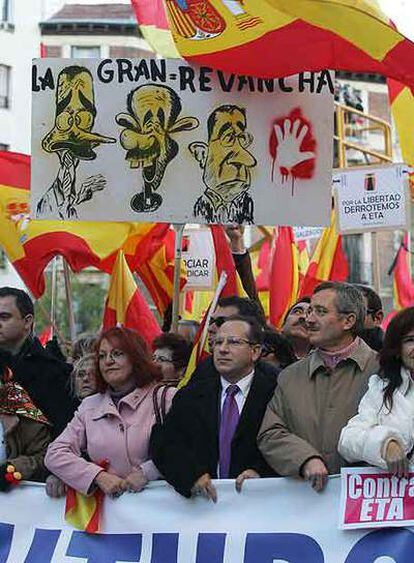 Francisco Alcaraz, en el centro, junto a Ortega Lara, a la derecha, durante la manifestación.