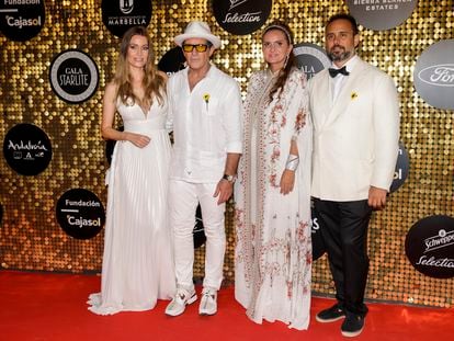 De izquierda a derecha, Nicole Kimpel, Antonio Banderas, Sandra García-Sanjuan, y su marido, Ignacio Maluquer, a su llegada a la Gala Starlite 2023 celebrada este domingo en la cantera de Nagüeles, en Marbella.