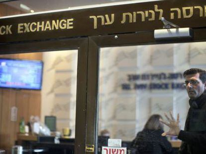 Empleados de la Bolsa de Tel Aviv en la entrada del mercado de valores.
