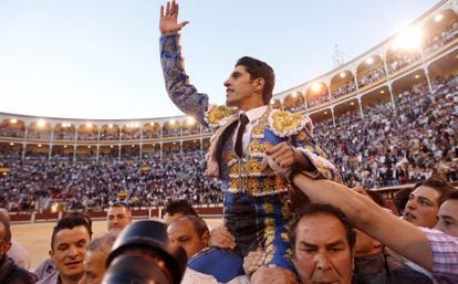 El torero Alejandro Talavante sale por la puerta grande de Las Ventas. 