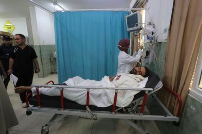 Un palestino herido en el bombardeo israelí de la franja de Gaza, espera a ser tratado en un hospital de Rafah, este sábado. 