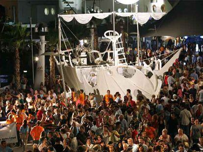 Miles de espectadores asistieron anoche a la inauguración de la Volvo Ocean Race, en el puerto de Alicante.