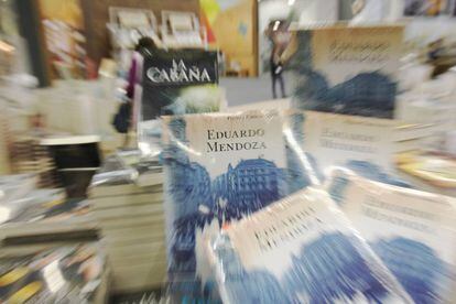 Libros de Eduardo Mendoza, premio Cervantes, en la FIL de Guadalajara (M&eacute;xico).
