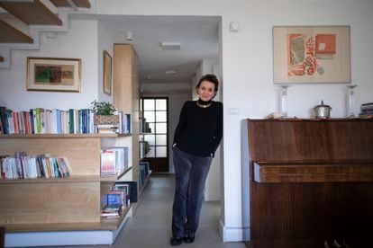 La socióloga franco-israelí Eva Illouz, fotografiada en su casa en Jerusalén para esta entrevista, en febrero de 2022.