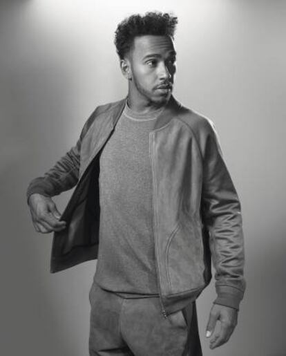 Hamilton posa con chaqueta ‘bomber’ y pantalón Louis Vuitton. La sudadera es de Sunspel.