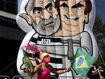 Una manifestante ondea la bandera de Brasil durante una manifestación en São Paulo, este 12 de septiembre.