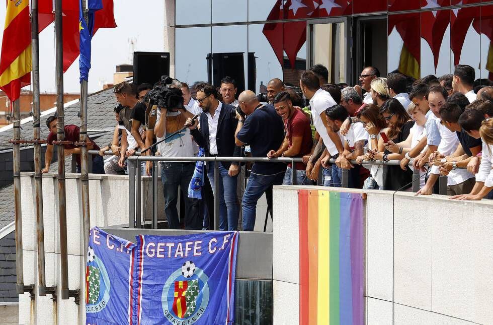 Bordalás y la plantilla del Getafe saludan a la afición desde el balcón del Ayuntamiento durante las celebraciones por el ascenso de 2017.