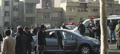 Imagen suministrada por la agencia semioficial Fars que muestra a varios policías junto al coche del científico asesinado ayer.