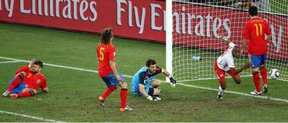 Fernandes, tras marcar el gol de Suiza ante Piqué, Puyol, Casillas y Capdevila.