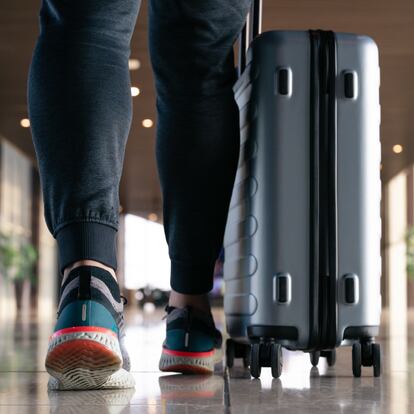 Las maletas con ruedas han triunfado por la comodidad que ofrecen para viajar. GETTY IMAGES.
