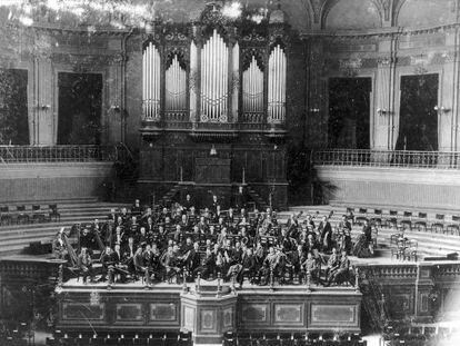 La legendaria Grote Zaal (Sala Grande) de la orquesta del Concertgebouw, en una fotografía de 1895.