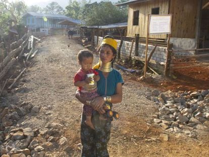 Una mujer Kayan sostiene a su bebé en la aldea de Pan Pet, en el estado de Kayah, Myanmar. 