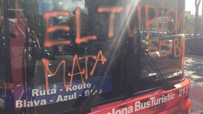 Fotografia del vidre del bus pintat per activistes d'Arran.
