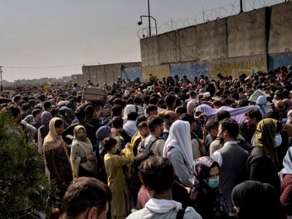 Millares de afganos esperan en los alrededores del aeropuerto de Kabul.