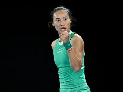 Qinwen Zheng celebra un punto durante el partido contra Yamstremska en la Rod Laver Arena de Melbourne.